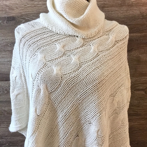 Derek Hart Sweaters - Derek Heart White Cable Sweater/Poncho Sz M